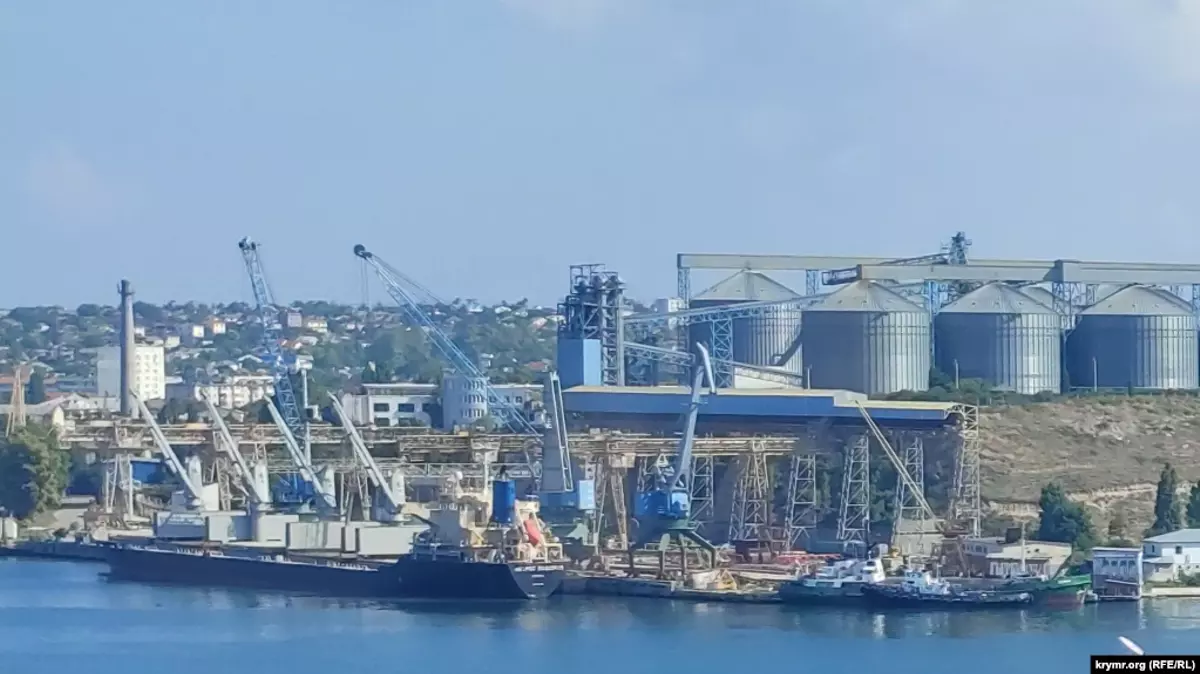 El buque granelero 'Matros Pozynich', el pasado 7 de agosto en la terminal Avlita del puerto de Sevastopol, en Crimea.