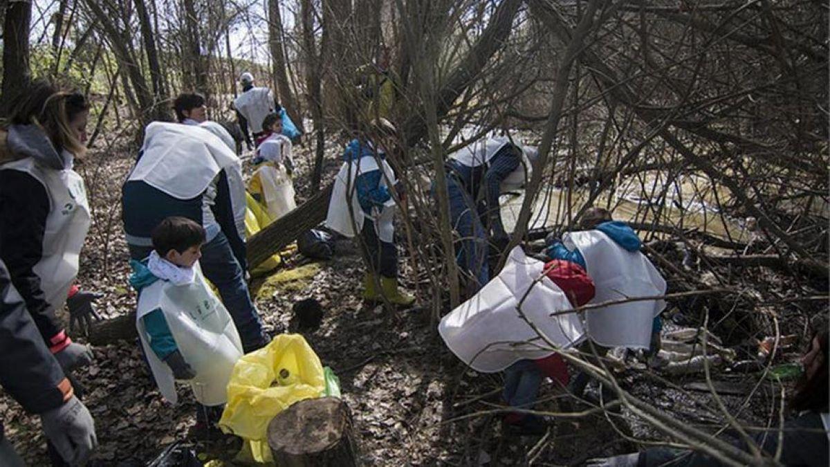 Imagen de archivo de una jornada de recogida de basura en Cáceres.
