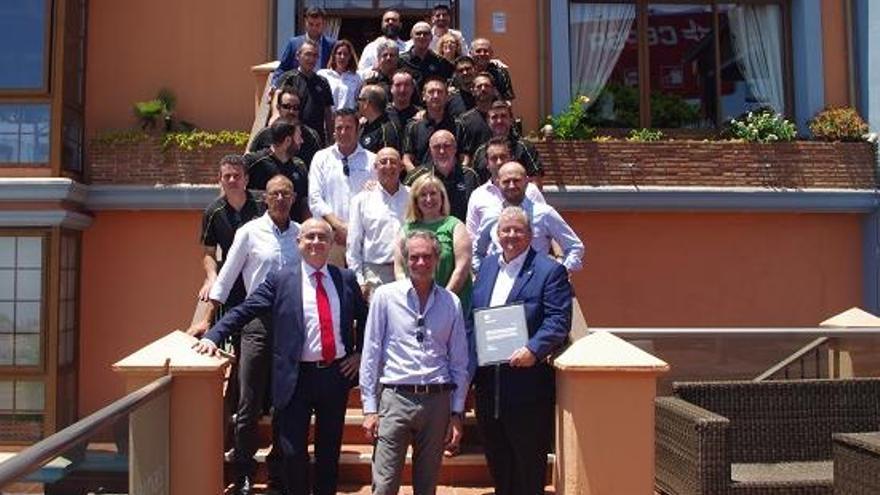 De Lorenzi, junto a Jiménez y toda la plantilla de Autopremier Costa.