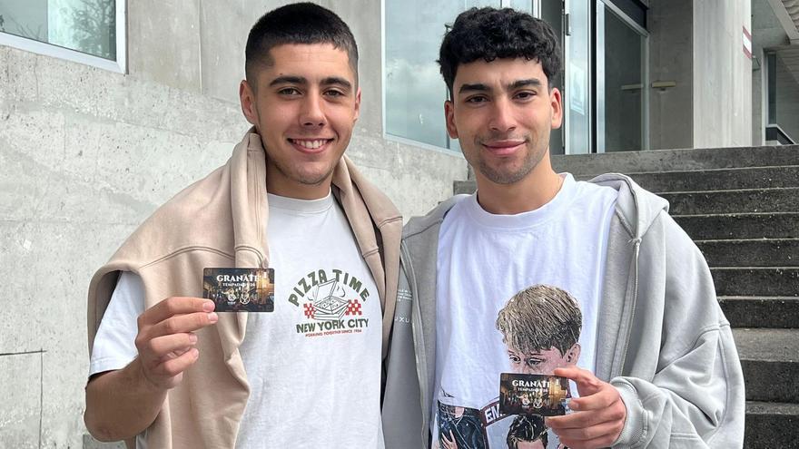 Pablo (izquierda) y Fernando (derecha), entre los primeros abonados del Pontevedra CF que acudieron a Pasarón para renovar su carnet.