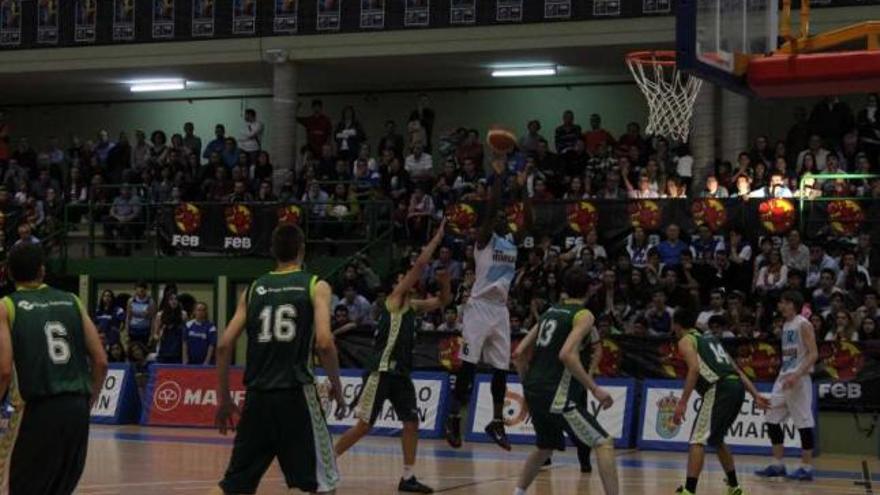 Cedric Melemene lanza a canasta en el choque ante el Unicaja con la grada a tope de aficionados. // S.A.