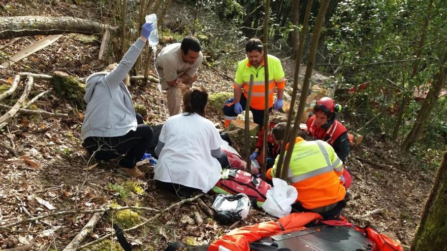 Rescatan a una mujer que sufrió una lesión en un monte de Tineo