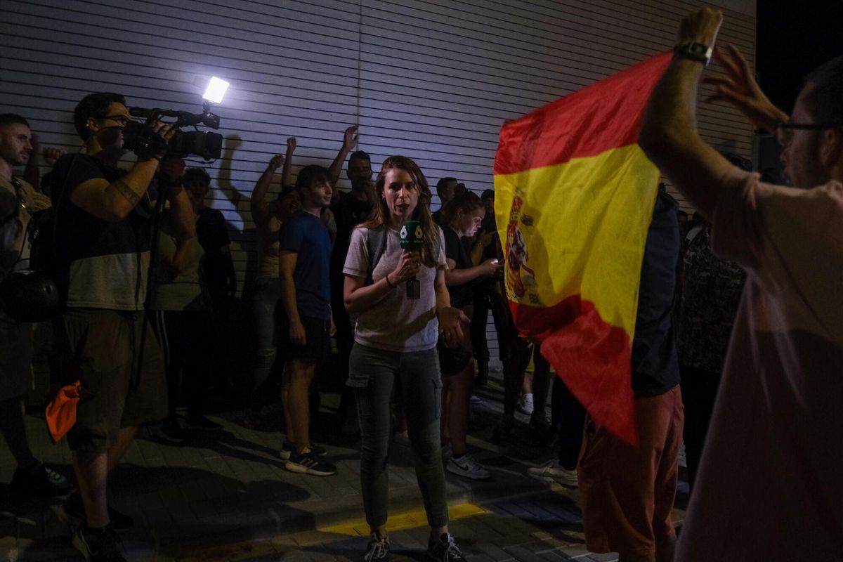 TORRE PACHECO (MURCIA), 15/07/2025.- Un manifestante ondea una bandera de España mientras increpa a periodistas este martes en Torre Pacheco (Murcia). La Guardia Civil ha impedido la manifestación prevista para las 20:00 horas a las puertas del Ayuntamiento de Torre Pacheco para evitar altercados ante la presencia de grupos ultra en la población. Según fuentes cercanas al instituto armado consultadas por EFE, los agentes están invitando a los asistentes a abandonar la zona, en la que se encontraban varias decenas de personas convocadas bajo el lema "Solo el pueblo salva al pueblo". EFE/ Pablo Miranzo