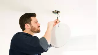 Adiós a los agujeros en la pared: nunca más volverás a colgar una lámpara con esta solución de Ikea