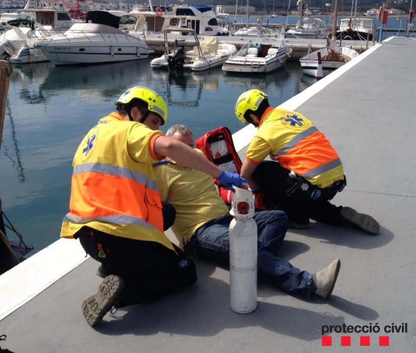 Simulacre d'incendi en un vaixell amb un ferit al Port de la Selva