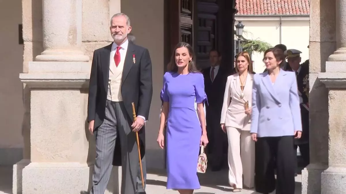 La reina Letizia acapara todas las miradas con su vestido violeta en la entrega del Premio Cervantes a Gonzalo Celorio