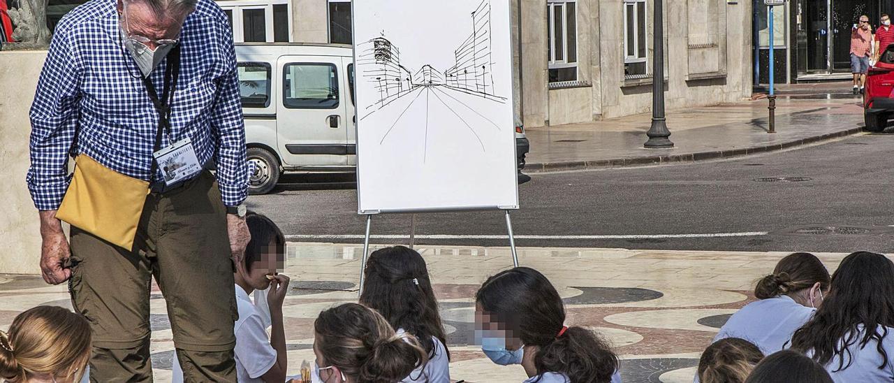 El arquitecto Miguel Salvador Landmann, con alumnas del colegio Altozano en la Explanada. |