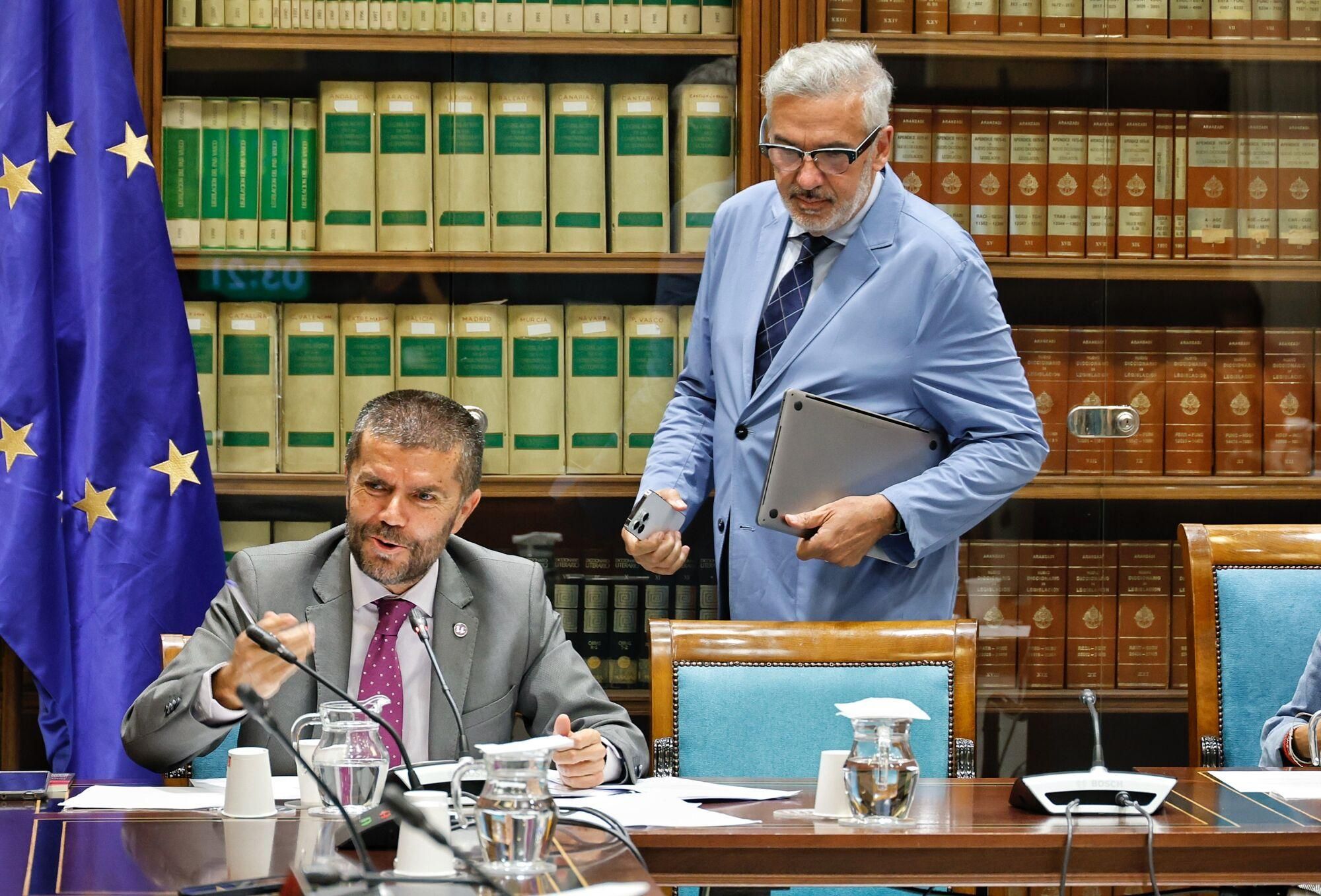 Los rectores canarios comparecen en el Parlamento regional para valorar la ley de ciencia.