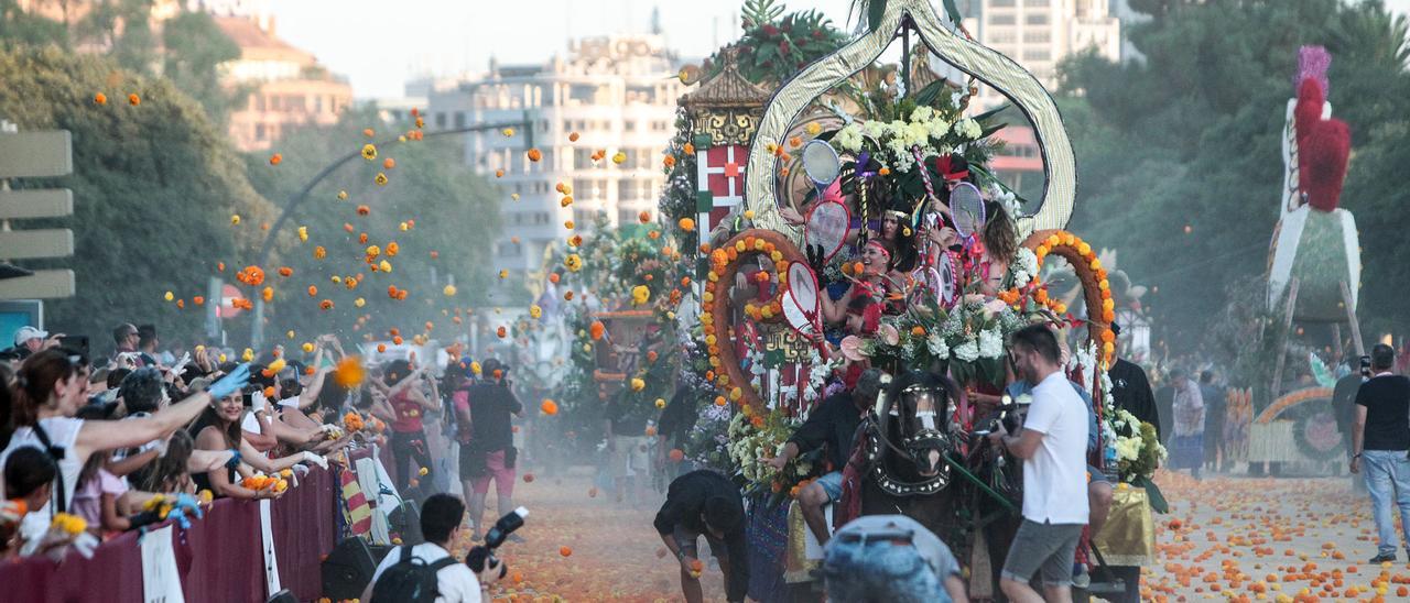 Lanzamiento de flores entre carrozas y palcos