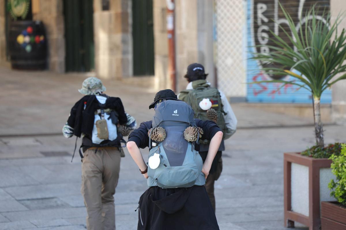Peregrinos llegando al albergue situado en O Berbés.