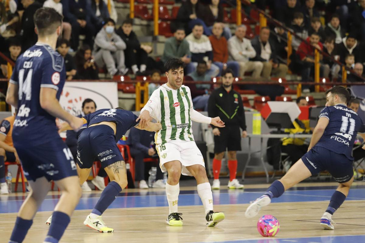 Nicolás da un pase.