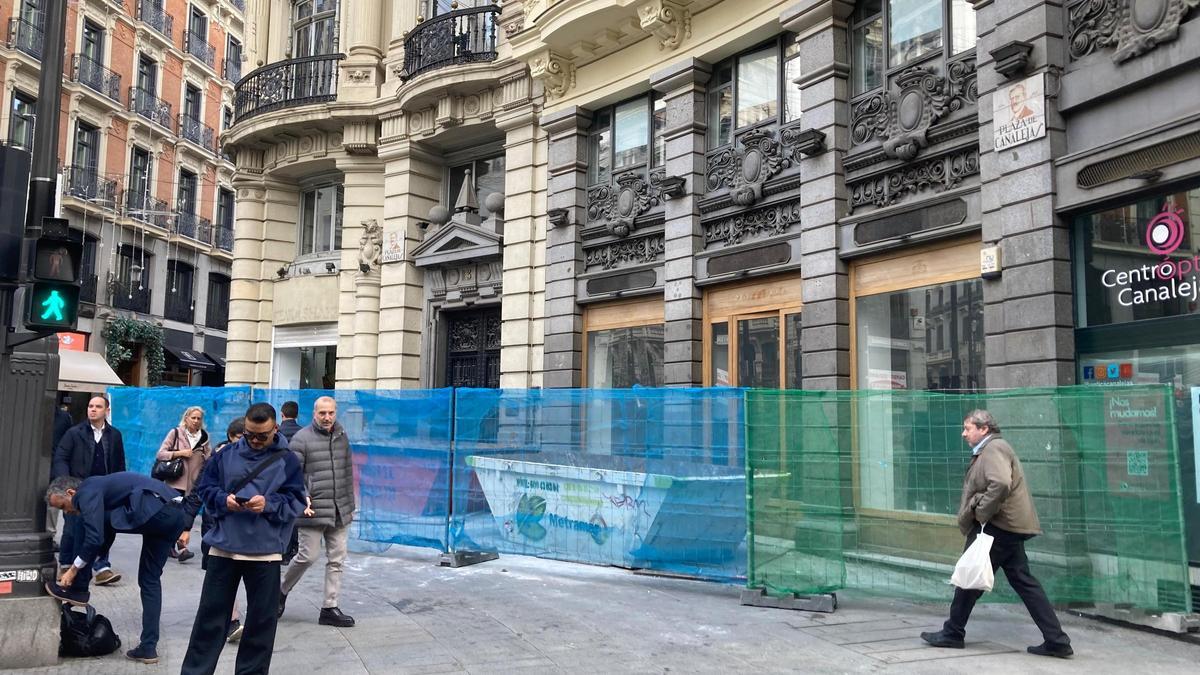 Vallas y container de obra frente al inmueble de Pescaderías Coruñesas en Canalejas 3.