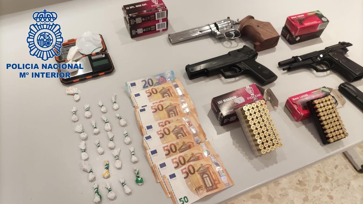 Armas, munición, dinero y droga intervenida.