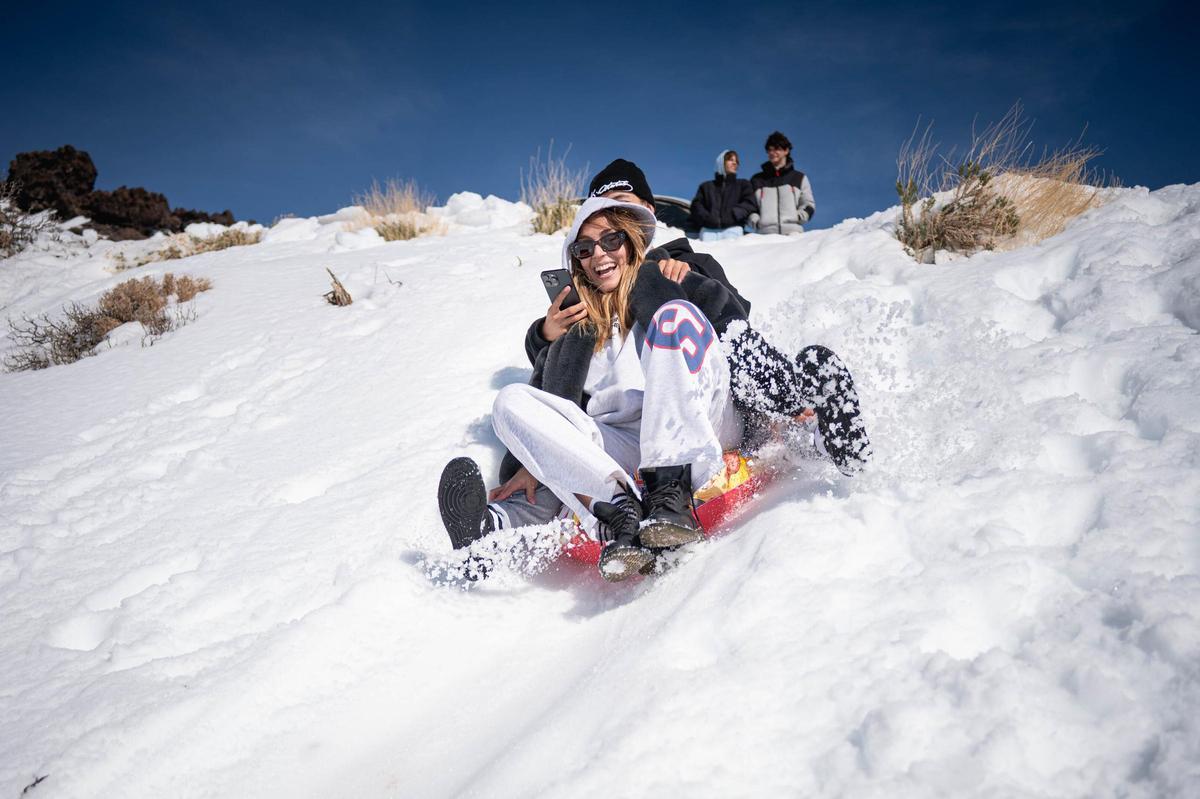 Dos personas disfrutan de la nevada en el Teide este diciembre.
