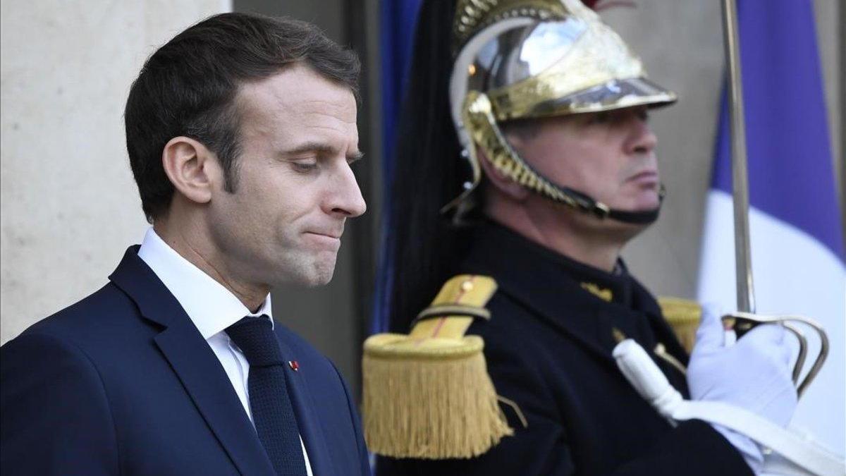 Macron adaptará la fiscalidad del carburante al precio del petróleo