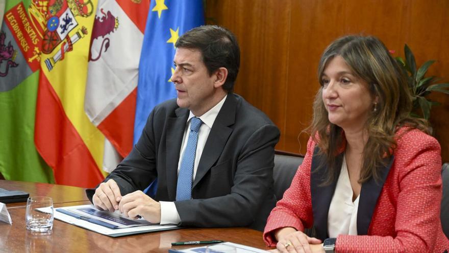 Alfonso Fernández Mañueco, con la rectora de la Universidad de León, Nuria González.