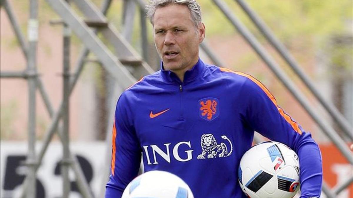 Marco van Basten cambiará el trabajo de campo por un despacho en la FIFA