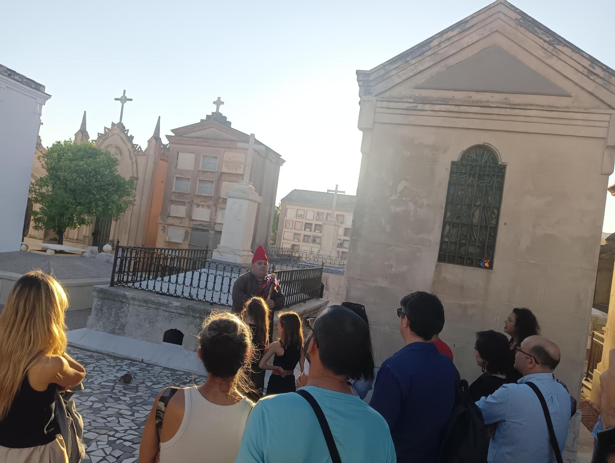 Recorrido teatralizado por el cementerio de San Miguel durante la Noche en Blanco de 2024.