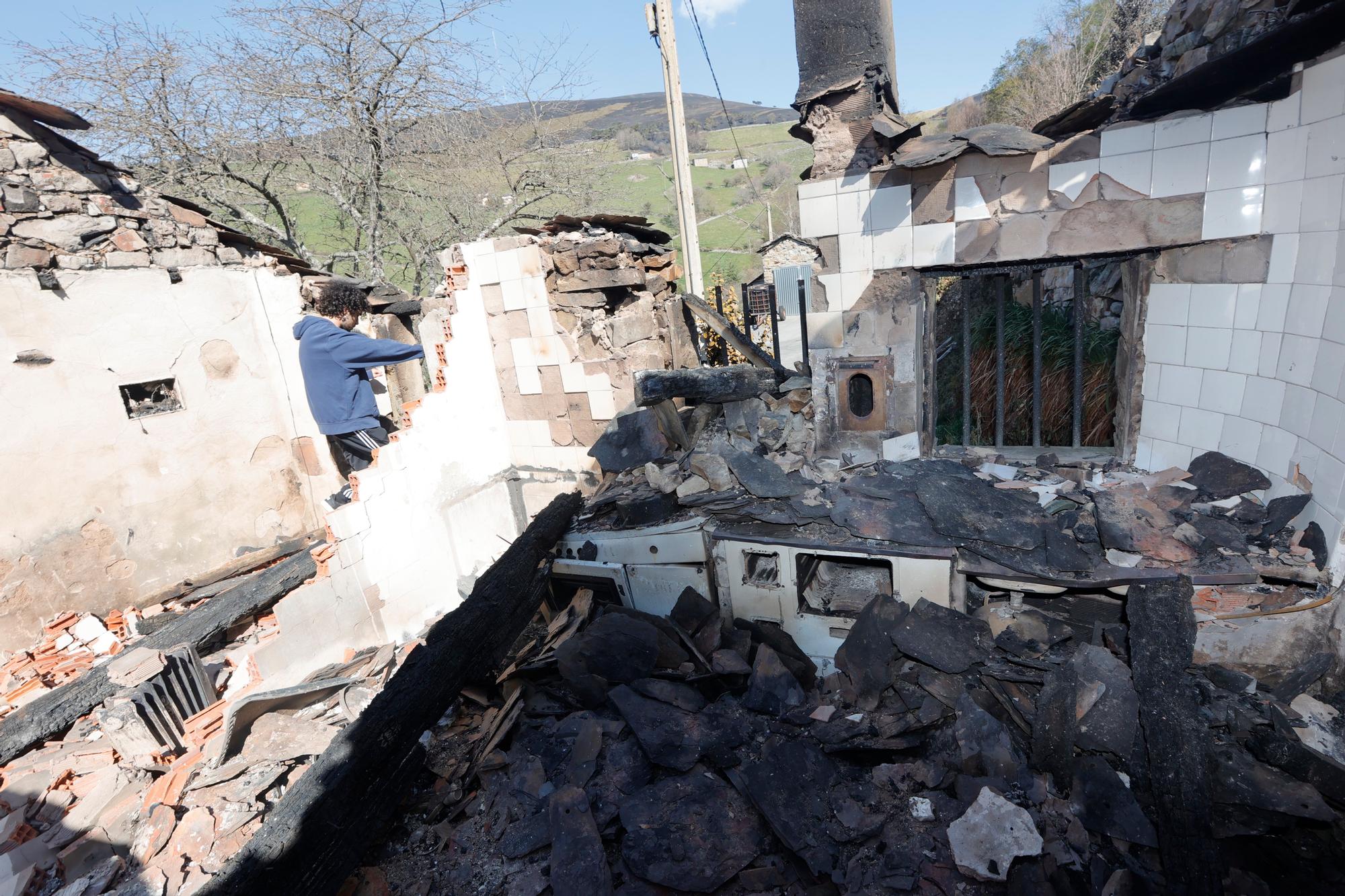 Dura lucha contra los incendios de Tineo y Valdés