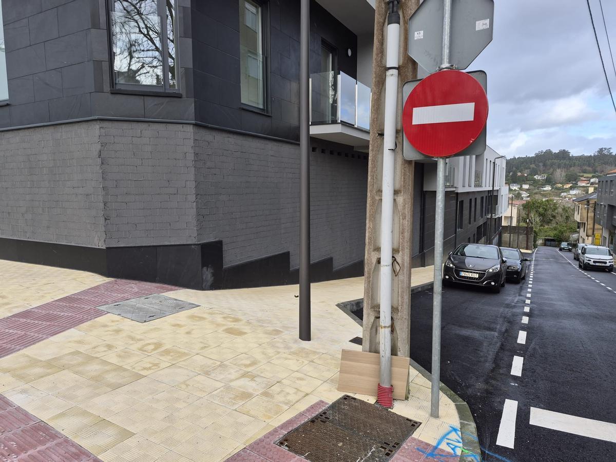 Poste de la calle Fonte de Álvaro, en Oleiros, junto a la señal de tráfico, que frena la entrada en unas viviendas de nueva construcción.