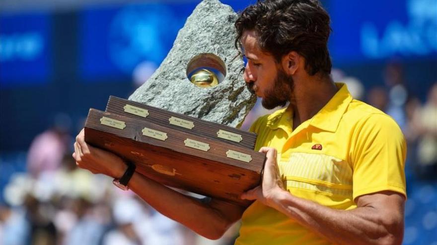 Feliciano gana el primer título de su carrera en tierra batida