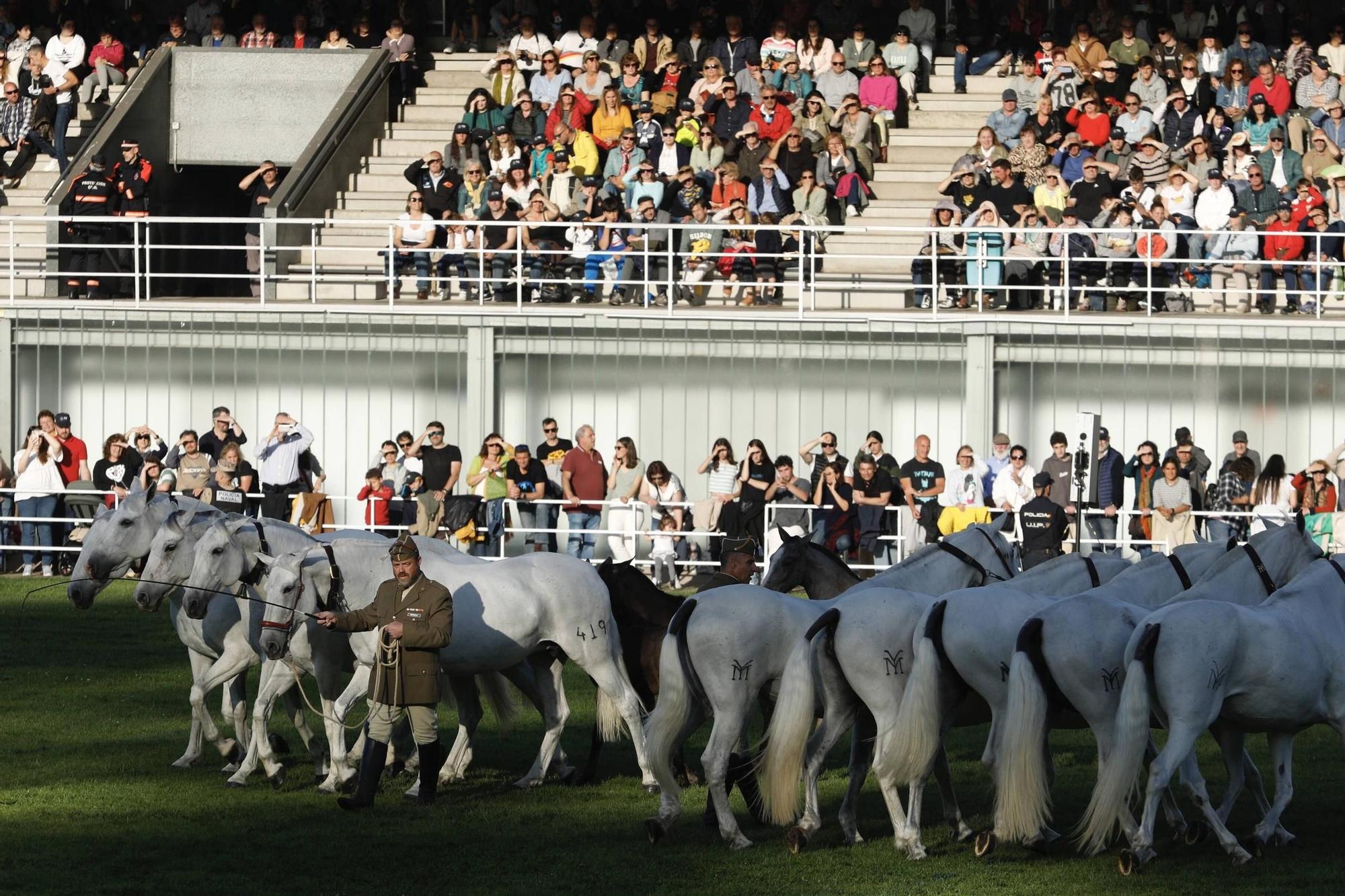 En imágenes | Exhibición militar en Las Mestas (Gijón)