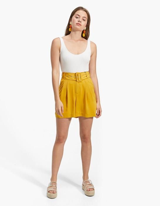 Short mostaza de Stradivarius de 17,99 euros