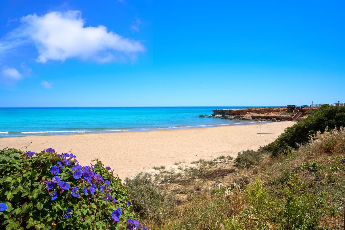 El destino esconde más de diez kilómetros de playas y calas a orillas del Mediterráneo.