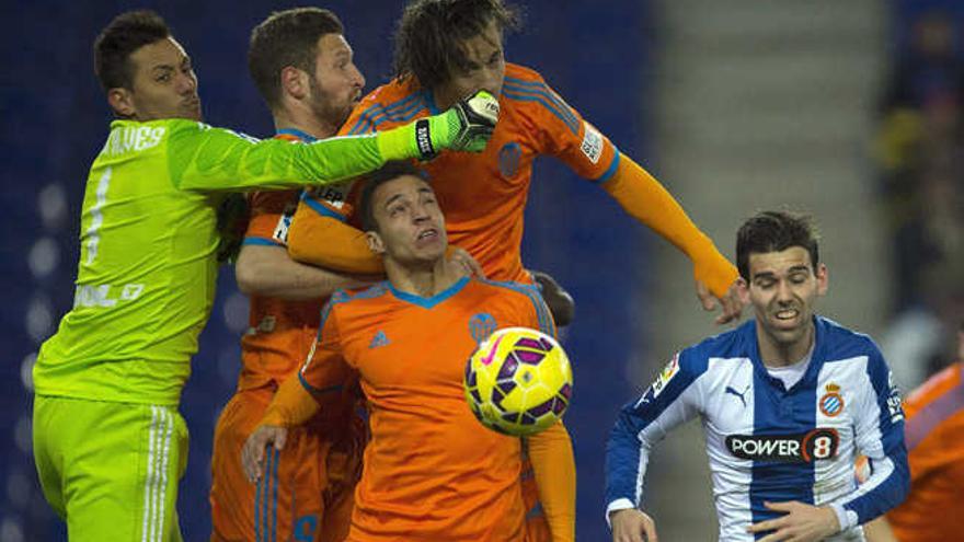 Diego Alves trata de despejar ante varios compañeros y Víctor Álvarez.