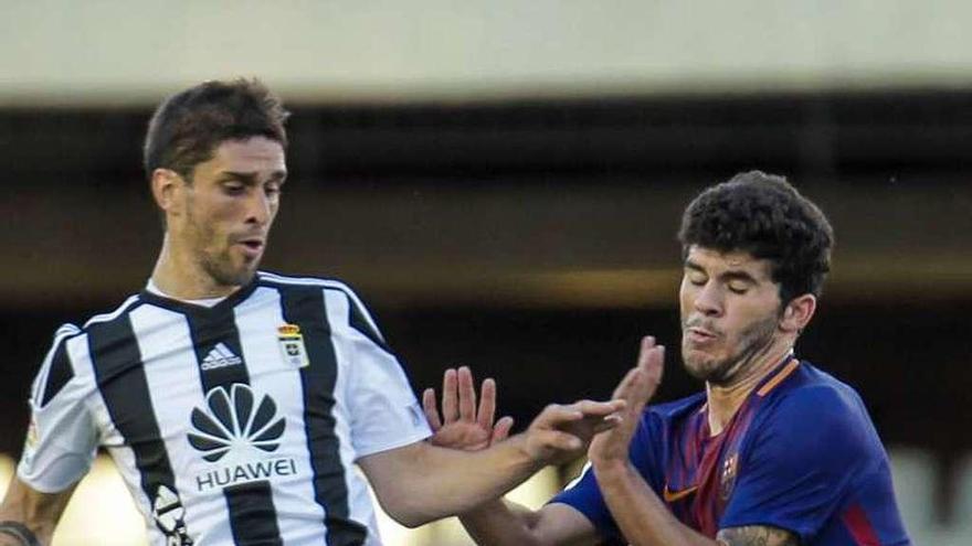 Forlín, a la izquierda, ante Aleñá en el Barça B-Oviedo.