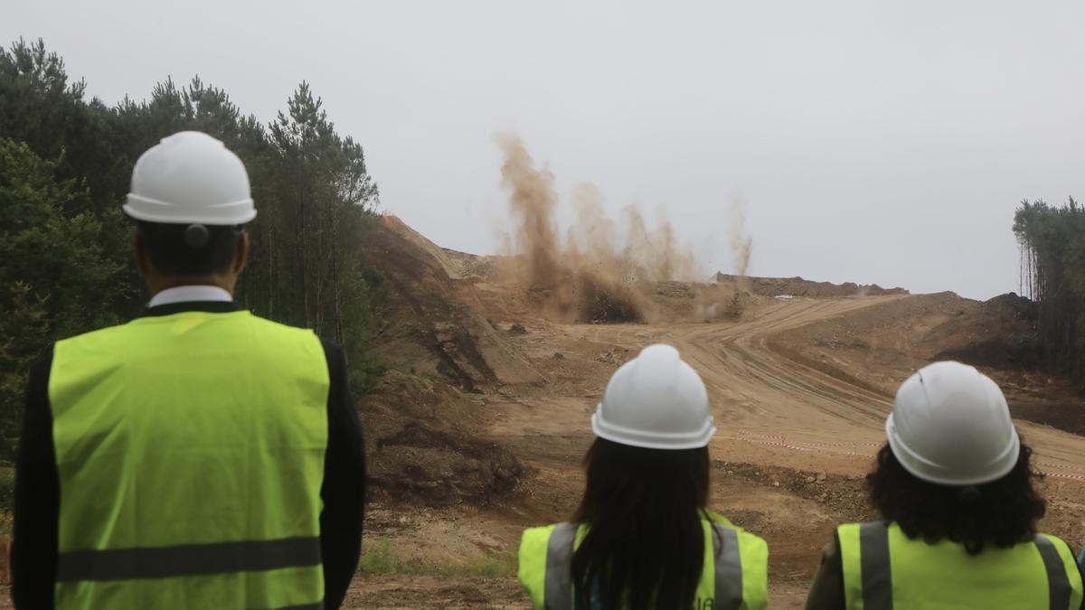 Voladuras para abrir el trazado de la autovía AG-59 entre Santiago y Pontevea