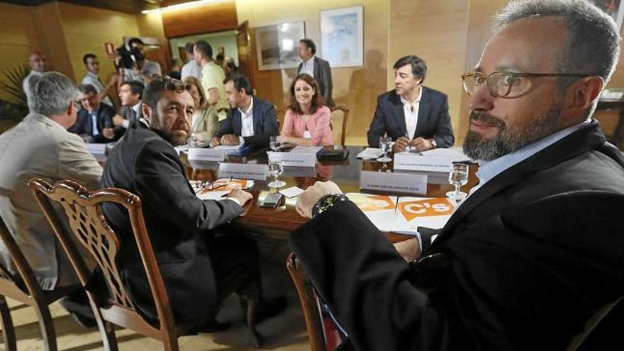 Els representants del PP i C&#039;s durant la reunió que van mantenir ahir, una setmana abans de la investidura