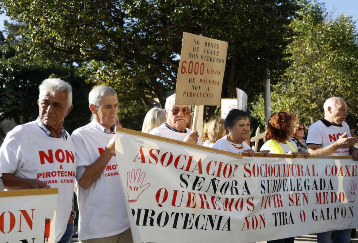 Los vecinos que rechazan la pirotecnia de Coaxe se concentraron ayer en Pontevedra. Esta tarde estarán en la asamblea informativa convocada por el alcalde (en el centro de la pancarta).   | //  GUSTAVO SANTOS