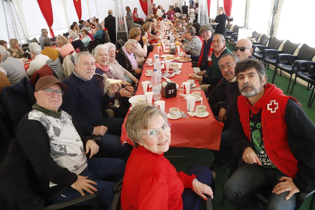 A.J.González Córdoba Varias decenas de personas mayores y voluntariado de Cruz Roja se reunirán mañana jueves 18 de diciembre en el restaurante Las Delicias de Córdoba para compartir un sencillo acto festivo. Para algunas de las personas que acudirán a esta cita -que consistirá en un desayuno amenizado con una actuación musical-, ocasiones como esta les permiten “escapar”, aunque sea por unas horas, de su situación de soledad no deseada