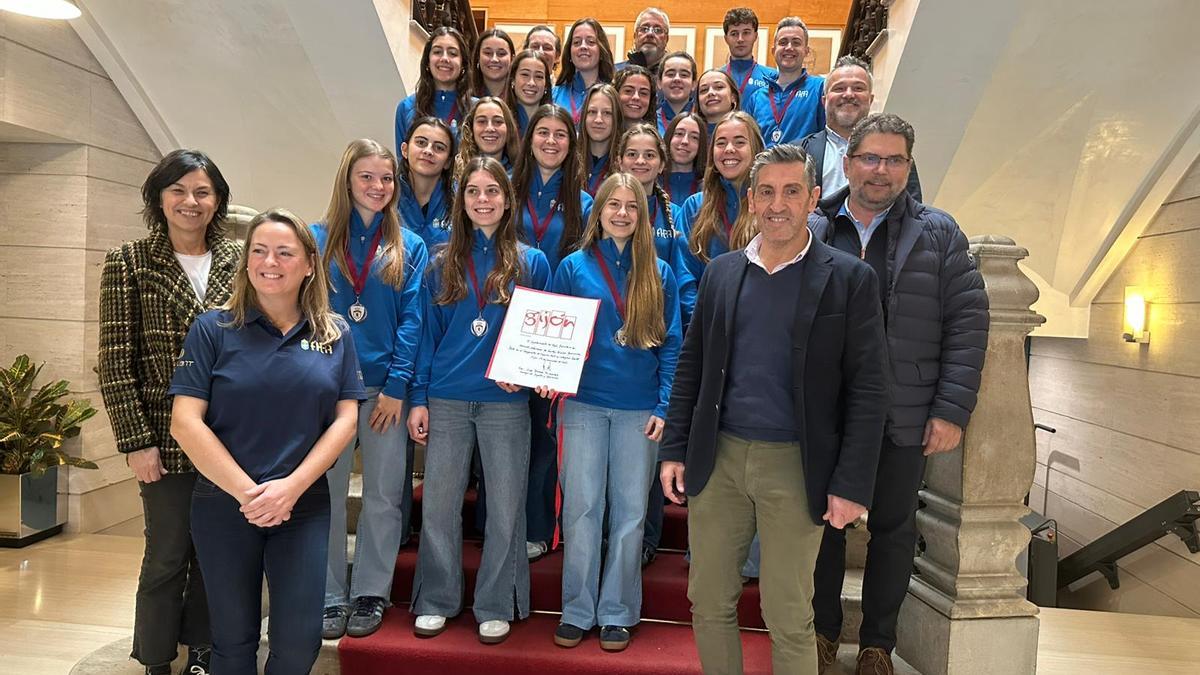 Jorge Pañeda, Montse López Moro y Toño Migoya junto a las componentes de la Selección Asturiana Sub-18 y su cuerpo técnico