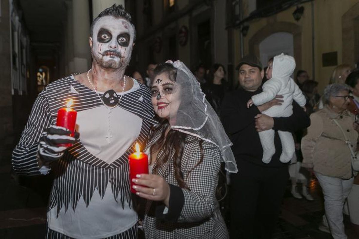 Dos participantes en el desfile, vestidos a tono para la ocasión. | María Fuentes