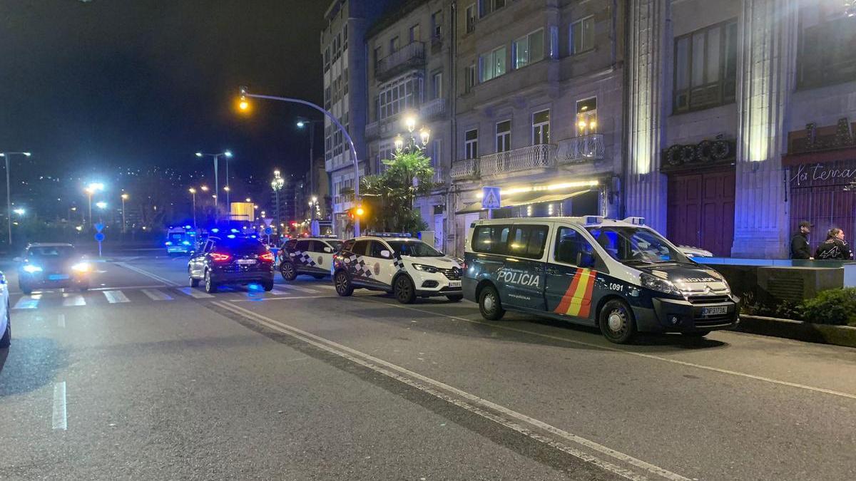 Patrullas de la Policía Local y de la Policía Nacional ayer a la noche en Areal. / Alberto Blanco
