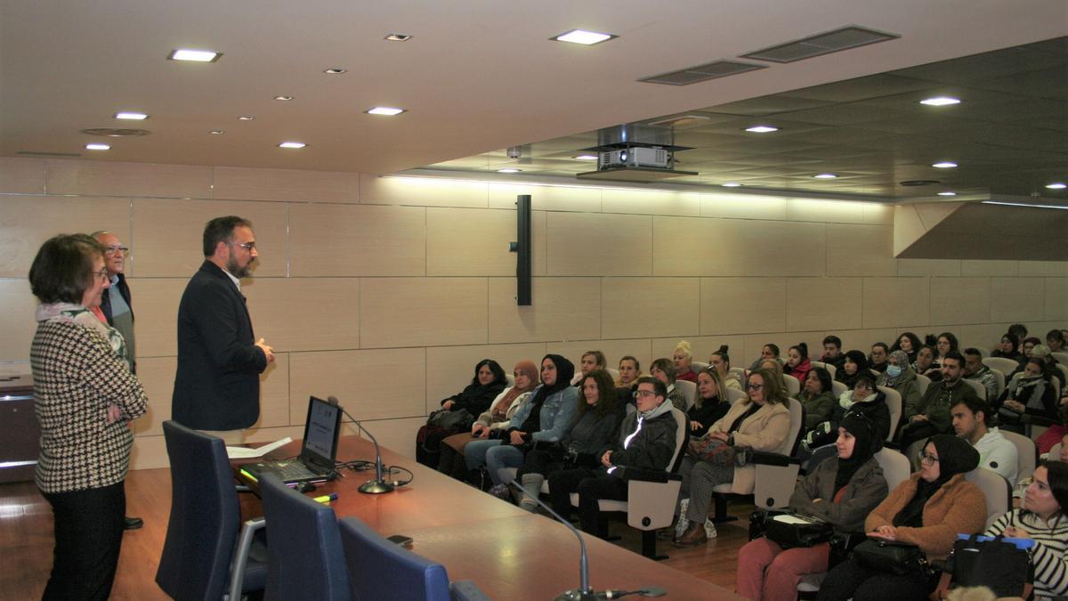 El alcalde, Diego José Mateos, daba la bienvenida al centenar de alumnos de los proyectos de Empleo, este miércoles.