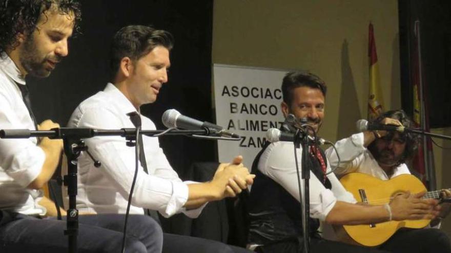 La actuación de Pedro Cintas, acompañado de su grupo, en el centro Cultural La Arena de Coreses.