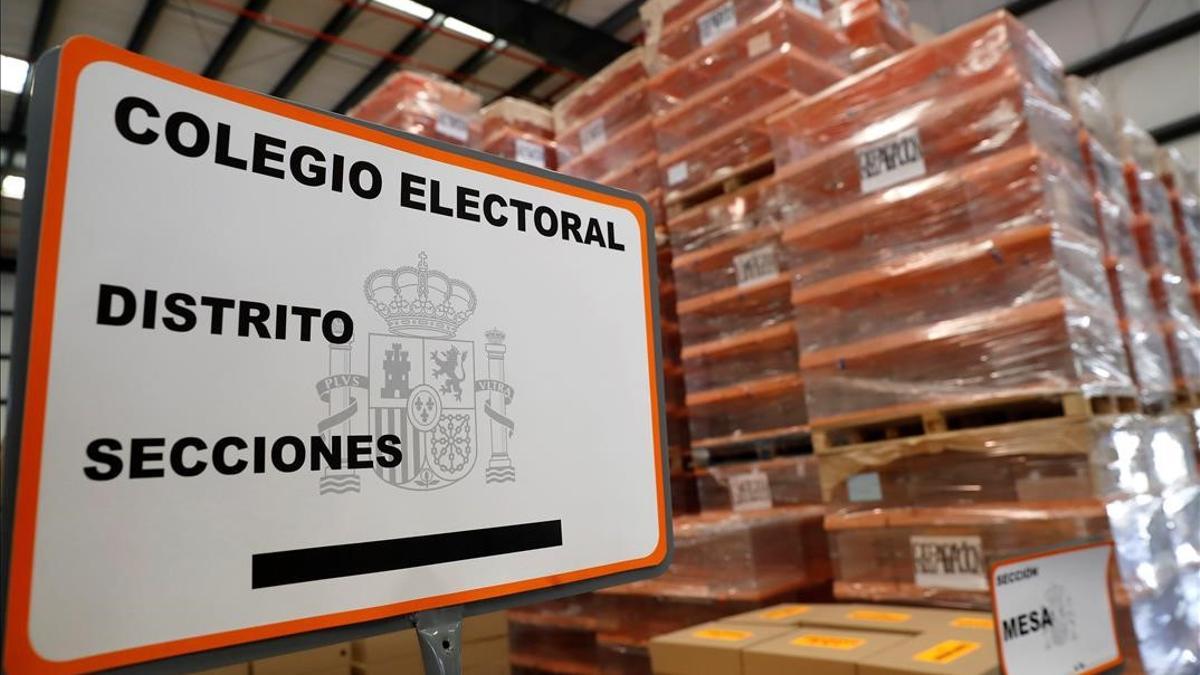 GRAF9770  ALCALA DE HENARES  (MADRID) 31 10 2019 - Vista del material apilado y preparado para las elecciones generales del proximo 10 de noviembre en un centro logistico de Alcala de Henares  EFE Chema Moya  urnas elecciones generales 10N