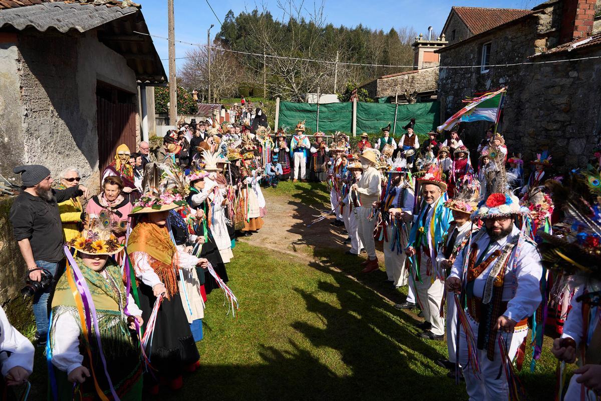 Samede celebra su entroido con los trajes tradicionales