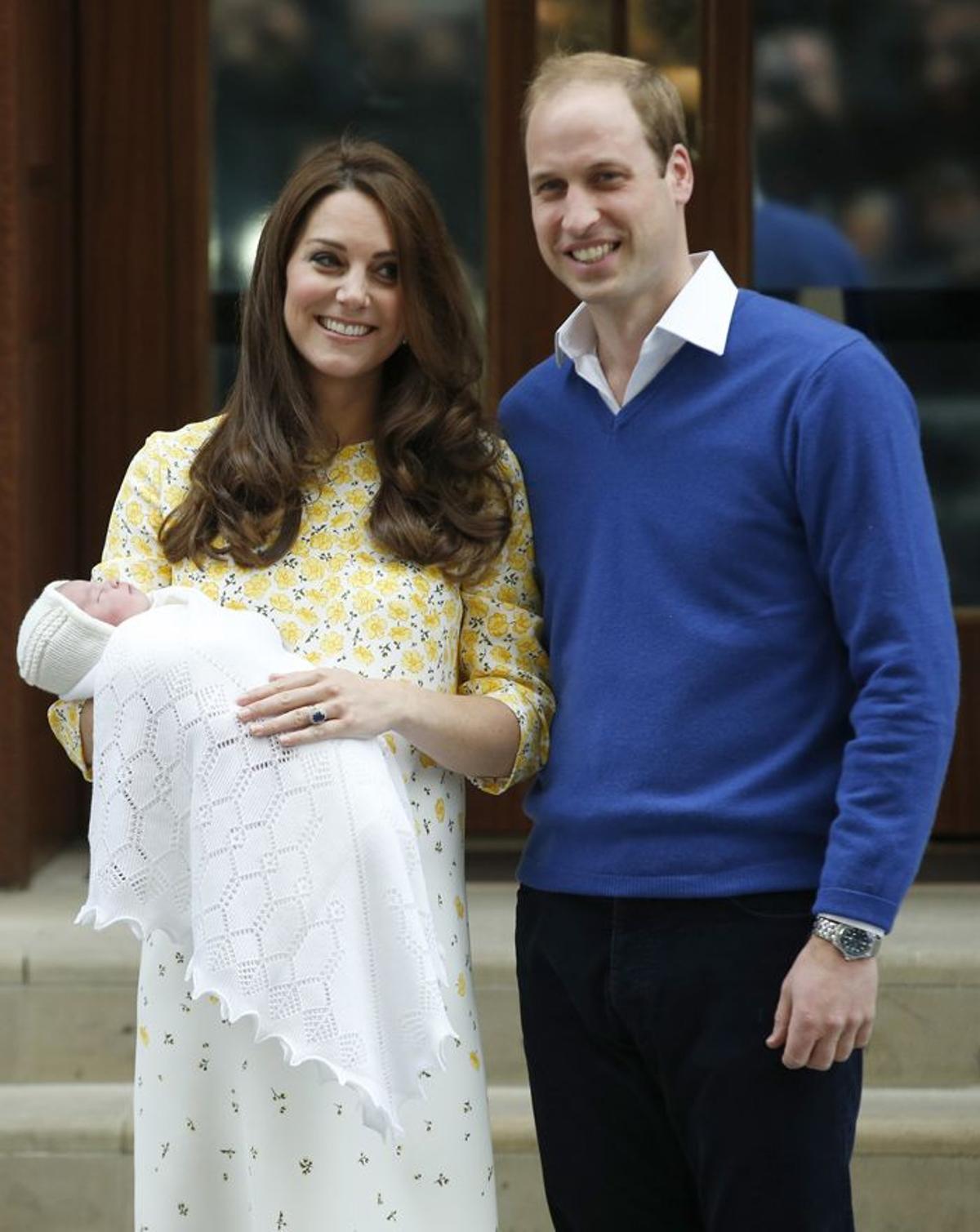 Los duques de Cambridge con la pequeña Charlotte