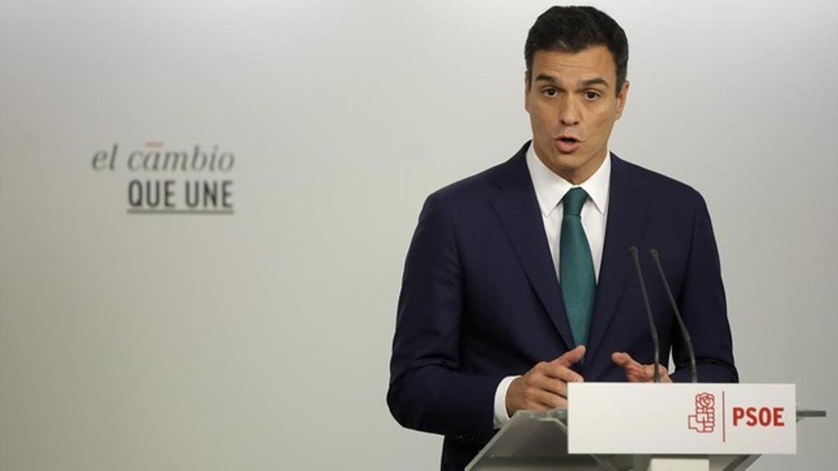 El secretario general del PSOE, Pedro Sánchez, durante su comparecencia ante los medios tras ser aprobada la declaración independentista en el Parlament.