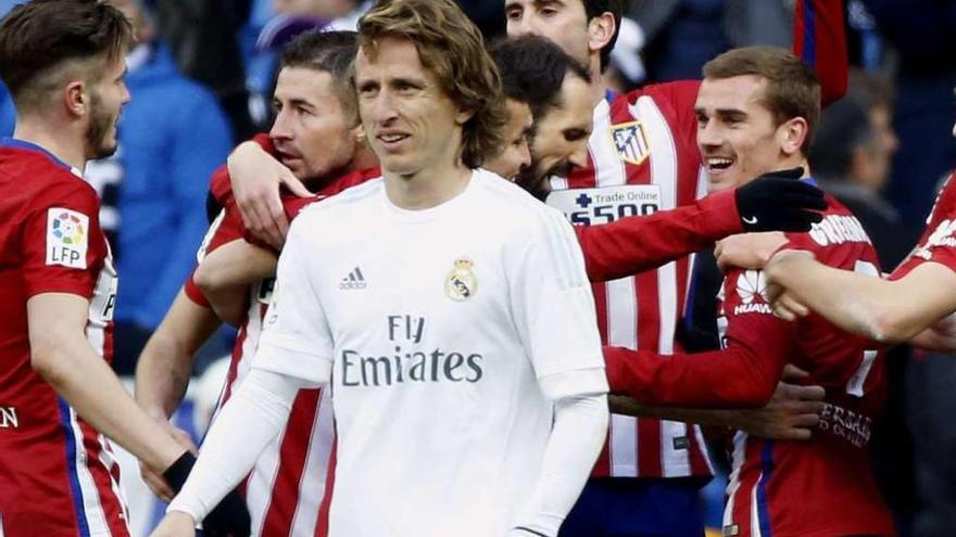 Griezmann, a la derecha, celebra su tanto en el Bernabéu junto a varios compañeros en presencia de Modric.