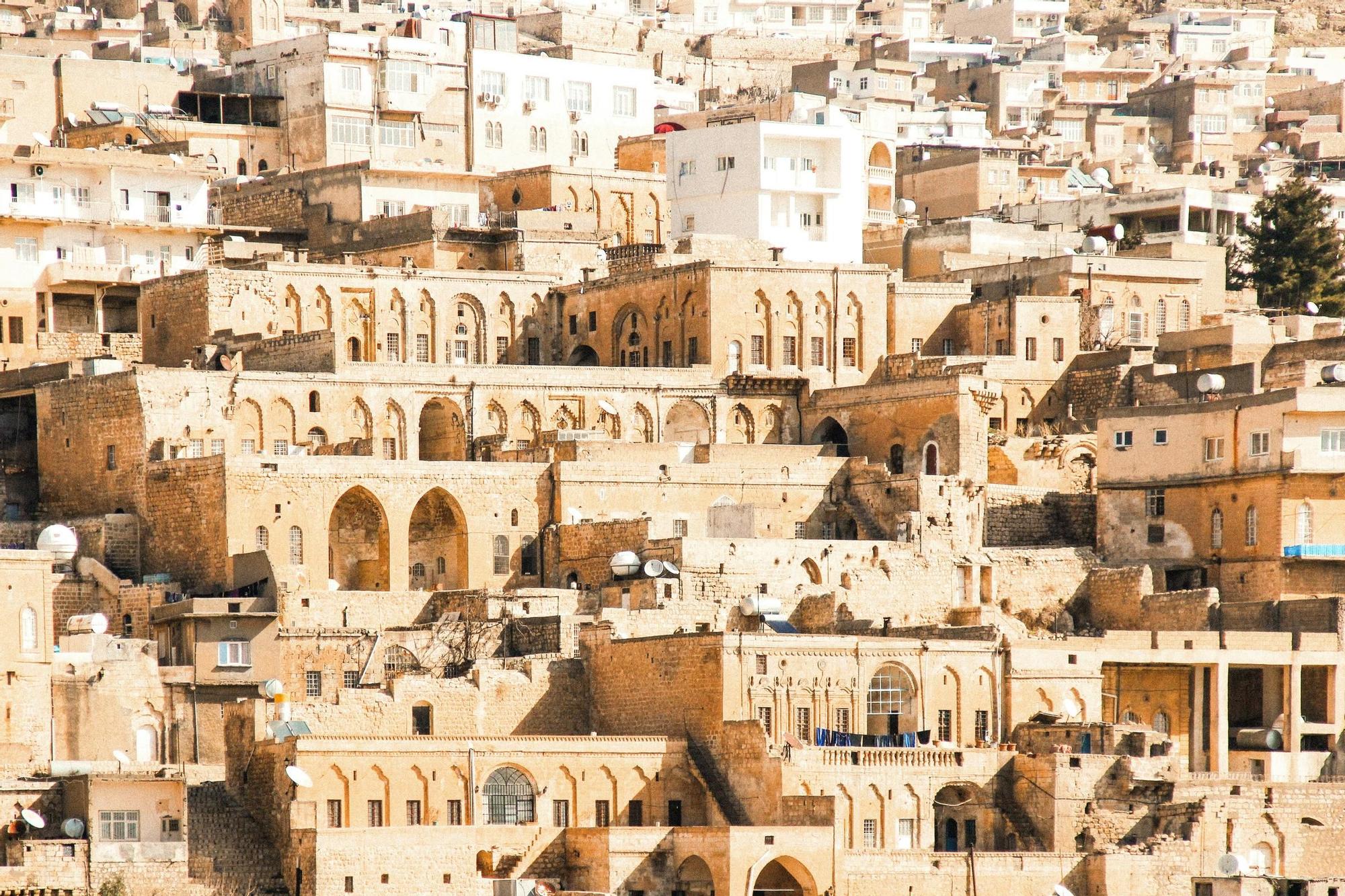 La ciudad deja el rastro de la mezcla de culturas y religiones que han pasado por ella.