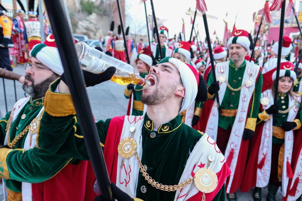 La Entrada y la Retreta abren los Moros y Cristianos de Sax