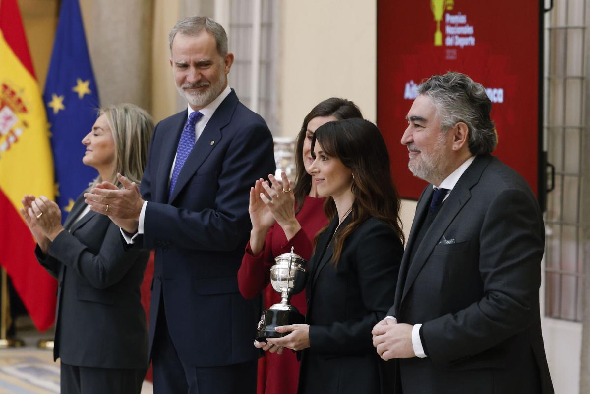 EL PARDO (CA MADRID), 11/02/2026.- La reina Letizia posa junto al rey Felipe VI, la ministra de Educación, Formación Profesional y Deportes, Milagros Tolón (i) y el presidente del Consejo Superior de Deportes (CSD), José Manuel Rodríguez Uribes (d) tras entregar el premio que Reina Letizia 2023 a la futbolista Aitana Bonmatí durante la ceremonia de entrega de los Premios Nacionales del Deporte correspondientes a 2023 y 2024 este miércoles en el Palacio de El Pardo de Madrid. EFE/ J.J.Guillén