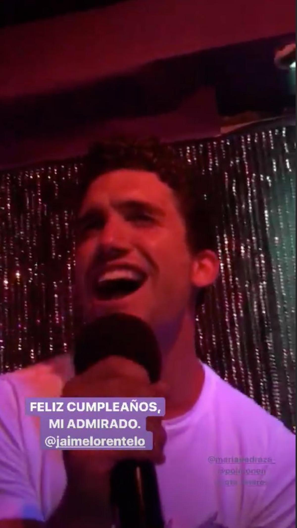 Jaime Lorente cantando en el karaoke en su cumpleaños