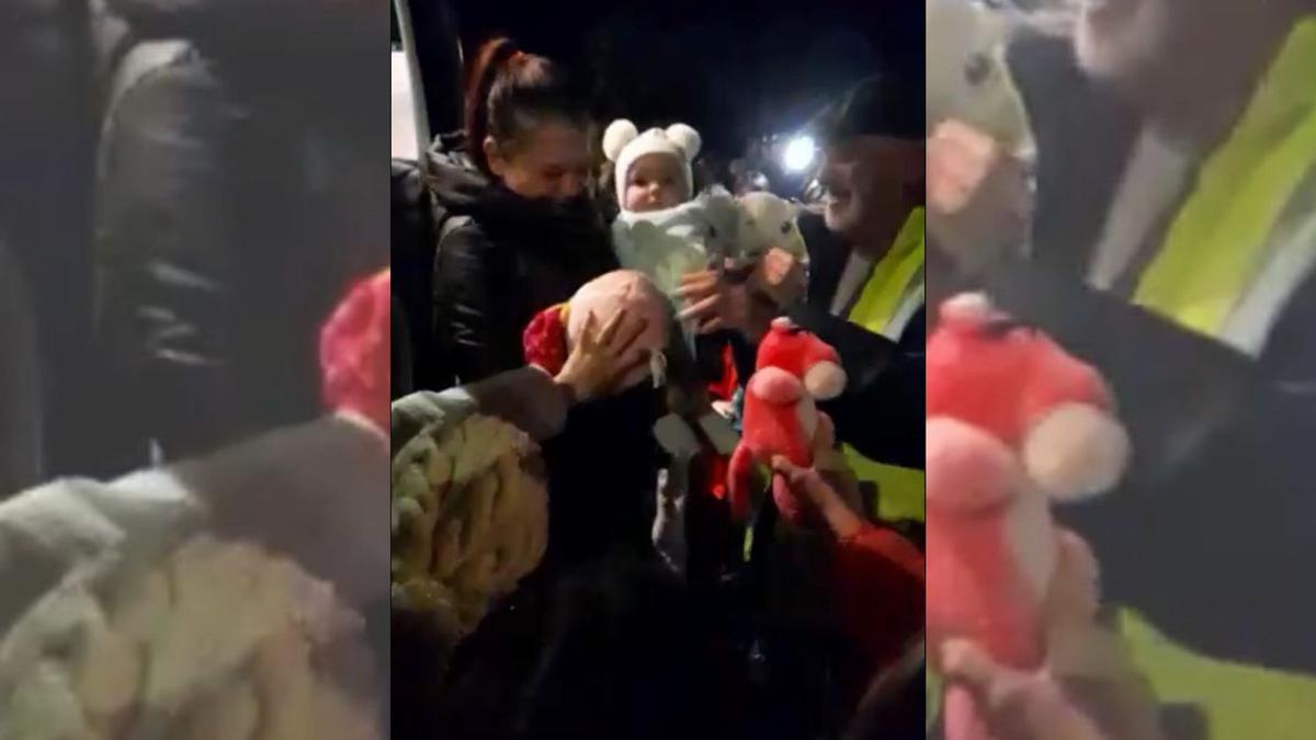 Una de las refugiadas bajando del autobús junto a su bebé la noche del jueves en Utrillas.