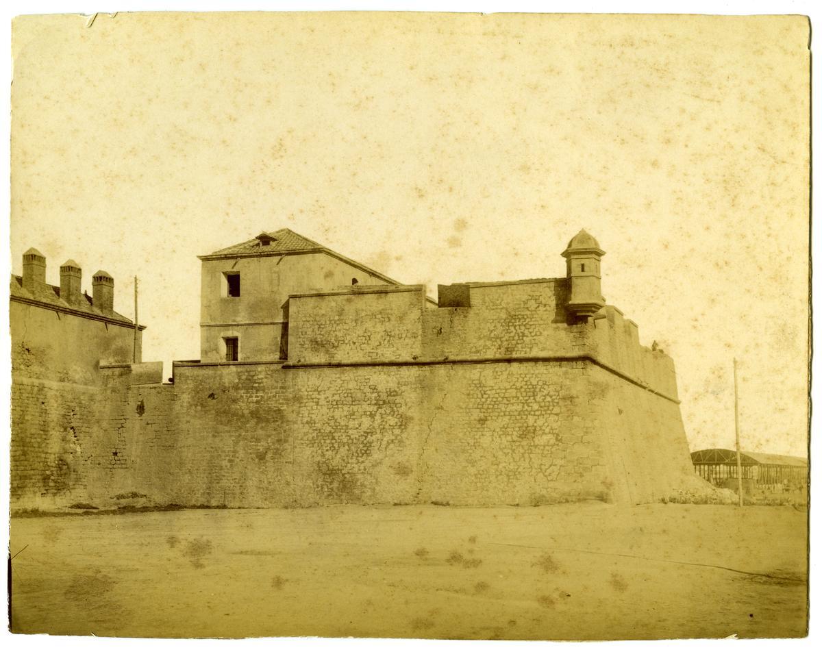 11 Enderroc del baluard del Rei de la muralla, c.1888. AFB. Autoria desconeguda.jpg